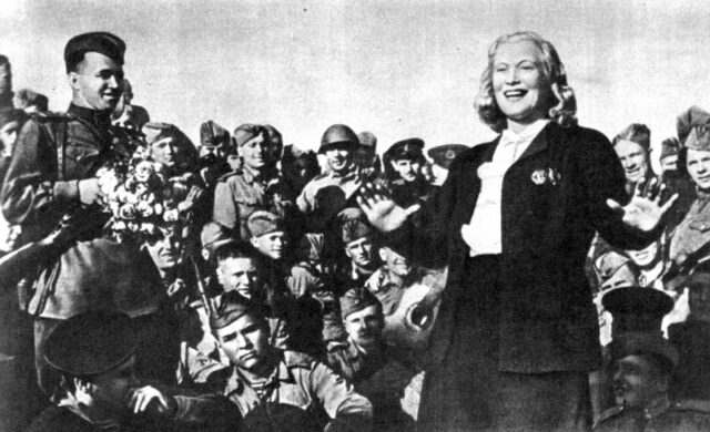 Lyubov Orlova singing for Red Army soldiers