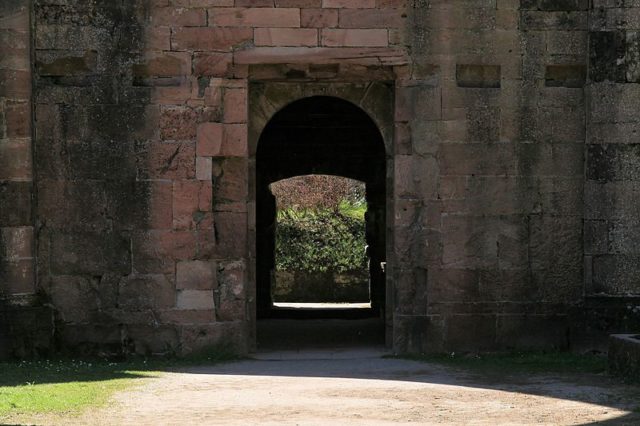 The welcoming door of the monastery. Author: Frank Vincentz CC BY-SA 3.0