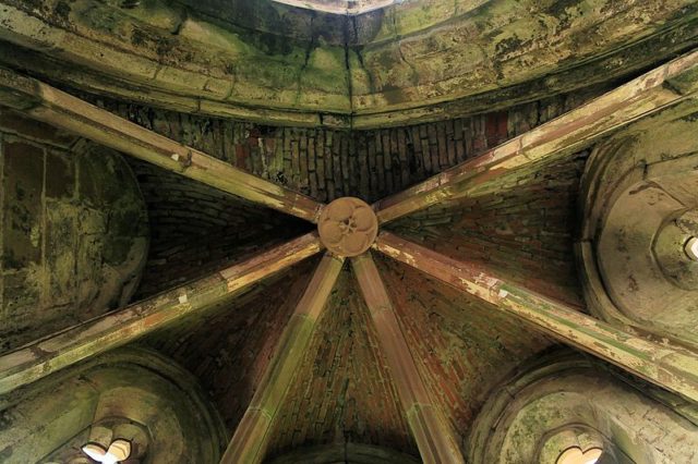 What is left of the ceiling of the monastery. Author: Frank Vincentz CC BY-SA 3.0