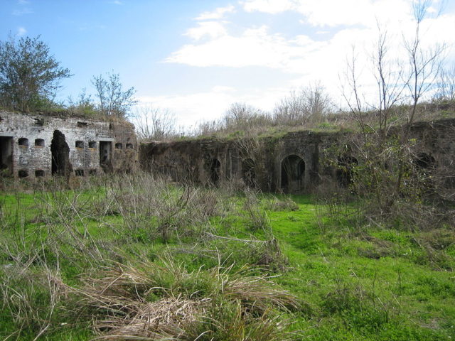 Inside the ruins of Fort Macomb. Author: Infrogmation CC BY 2.5