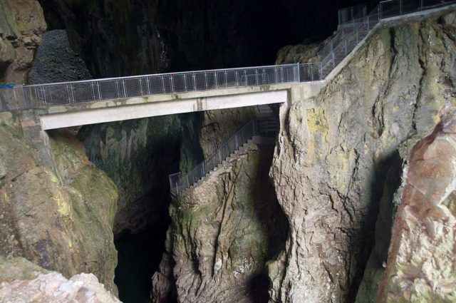 near the start of the tour into Škocjan Caves. Author: Paul Asman and Jill Lenoble CC BY 2.0