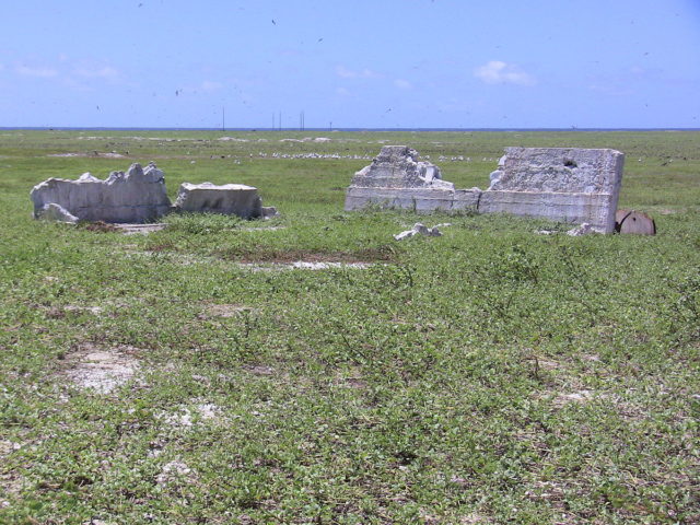 Settlement remains, radio mast in the background. Photo Credit: Joann94024, CC BY-SA 3.0