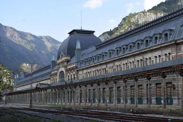 Image of the facade of the International station of Canfranc (Huesca, Aragon). Photo Credit: Marc Celeiro, CC BY-SA 4.0