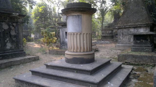 Structures inside the cemetery. Author: Soumyadipto CC BY-SA 3.0