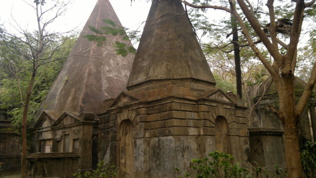 The largest tombs in the cemetery. Author: Soumyadipto CC BY-SA 3.0