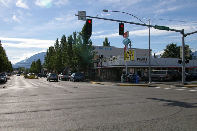 Downtown North Bend. Twede’s Cafe from Twin Peaks is on the right. Photo Credit: Konrad Roeder, CC BY-SA 2.5