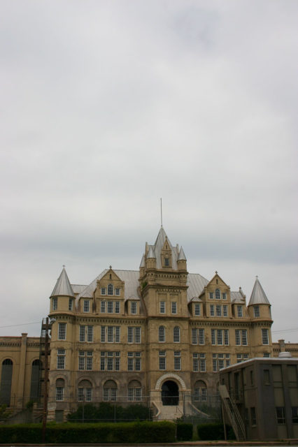 The Gothic style of the Tennessee State Prison. Author: Alison Groves CC BY-ND 2.0