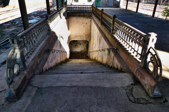 Attention, no trains coming on lower platform. Photo Credit:SOPHOCO, CC BY 2.0