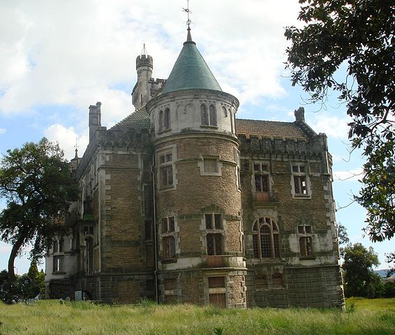 The rounded tower along the northern facade. Photo credit: Joseolgon, CC BY-SA 3.0