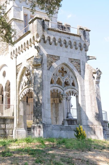 The ornate, Gothic-inspired carriage entrance in the southern facade. Photo credit, José Goncalves, CC BY 3.0