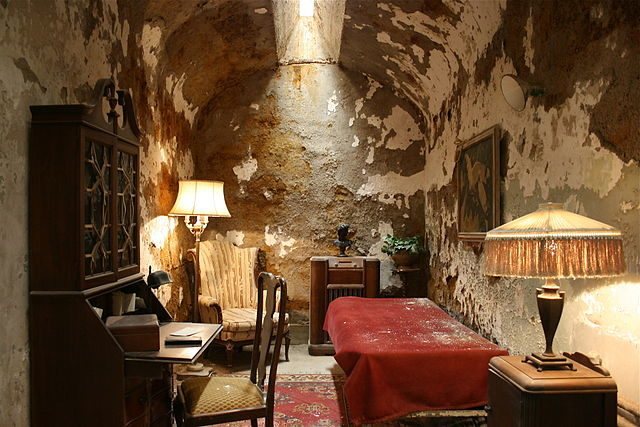 Al Capone’s cell. Author: Thesab CC BY-SA 4.0