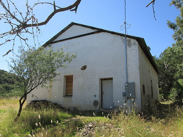 A large adobe building that was once part of the Bonanza Mine. Author: The Old Pueblo CC BY-SA 4.0