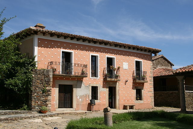 One of the houses (Casa de las Conchas). Photo credit: Discasto, CC BY-SA 3.0 es