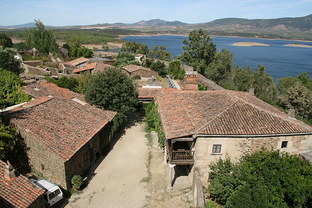 View of the town and the Gabriel and Galan Reservoir. Photo credit: Discasto, CC BY-SA 3.0 es
