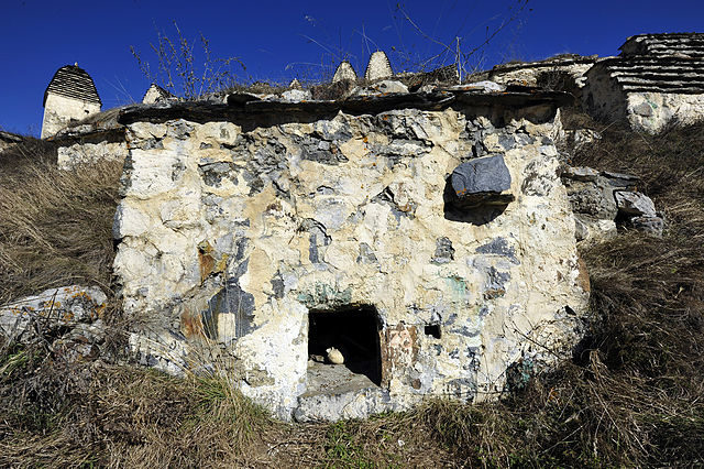 “Simple” tomb at the site.Author: Alex Svirkin CC BY-SA 3.0