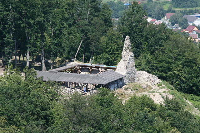 Lower castle (Dolný hrad) Photo credit: Jaro Nemčok, CC BY-SA 3.0