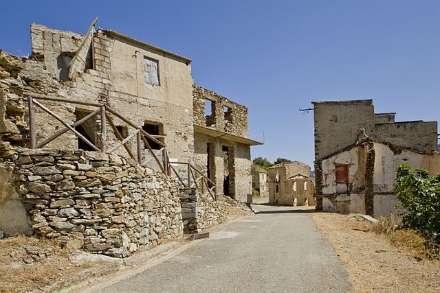 The abandoned houses in Old Gairo. Photo credit: trolvag, CC BY-SA 3.0