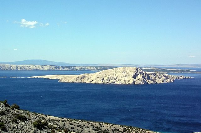 Goli otok seen from the mainland. Roberta F., CC BY-SA 3.0