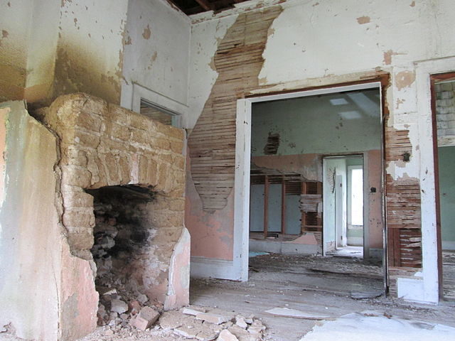 Inside the Westinghouse Estate from the kitchen window. Author: The Old Pueblo CC BY-SA 4.0