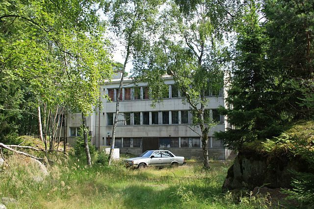 Abandoned mining building on Jussarö island, Raseborg, Finland. Photo credit: Migro, CC0 1.0