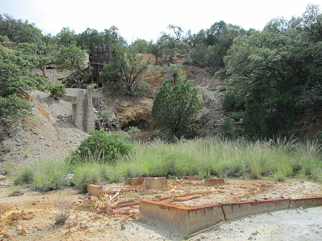 Ruins of the Kansas Mine about a mile northwest of Washington Camp and Duquesne, Arizona. Author: The Old Pueblo CC BY-SA 4.0