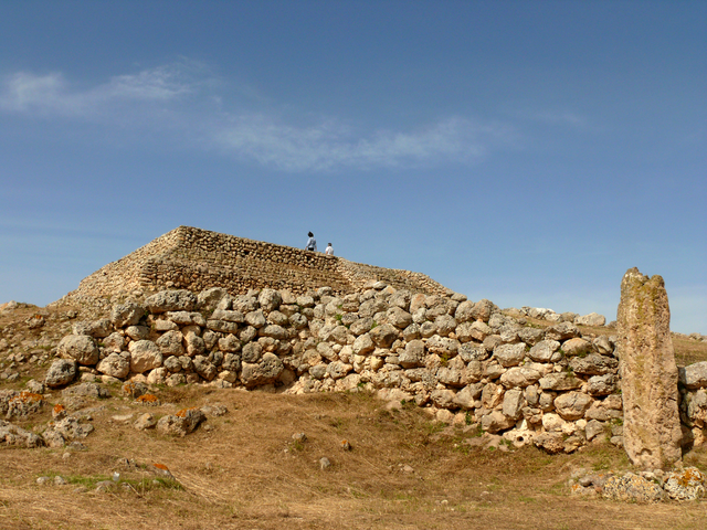 View from the bottom of Monte d’Accoddi. Author: Gianf84 CC BY 2.5