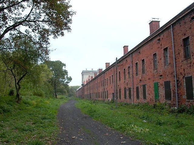 Barracks within the Modlin fortress Photo credit: Klemens, CC BY-SA 2.5