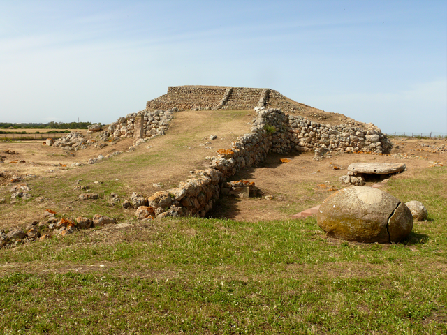 The dolmen and a carved boulder in the foreground. Author: Gianf84 CC BY 2.5