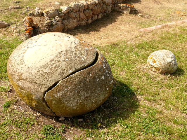 The carved boulder. Author: Gianf84 CC BY 2.5