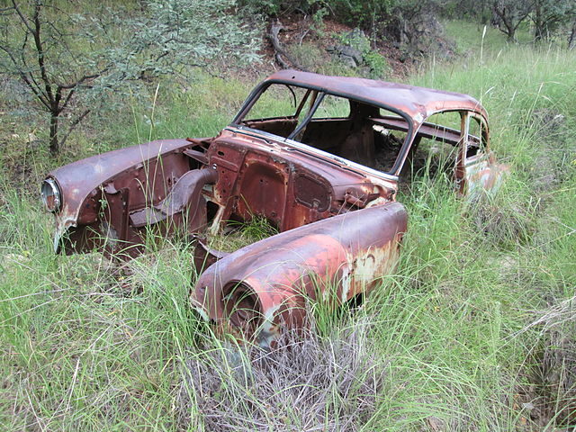 The remains of an old car near the little house. Author: The Old Pueblo CC BY-SA 4.0