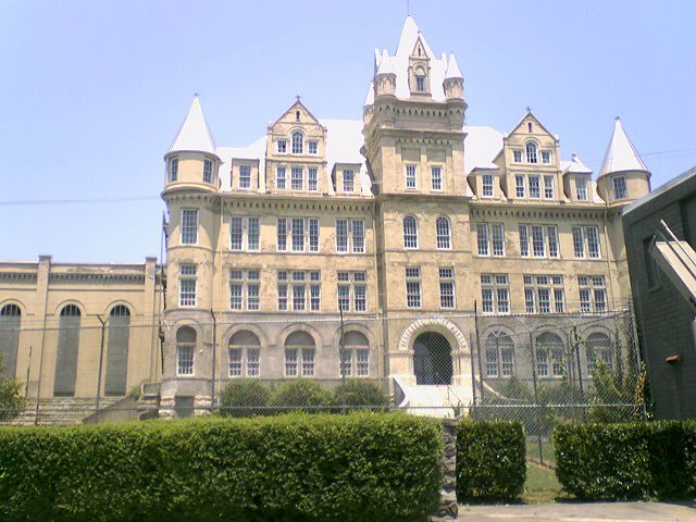 Main entrance of Tennessee State Penitentiary. Author: Pepper6181 CC BY 2.5