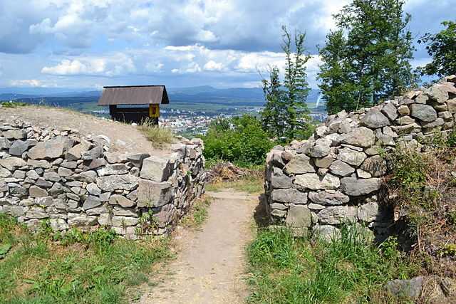 Gate in the Lower Castle Photo credit: Ladislav Luppa, CC BY-SA 4.0