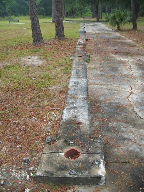 Concrete walkway through the landscaped grounds. Author: Ebyabe CC BY-SA 3.0