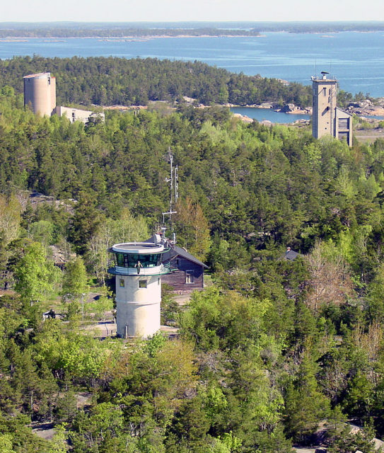 Jussarö Tower and the abandoned buildings of the former iron mine in the background. Photo credit: H-E Nyman, CC BY-SA 3.0