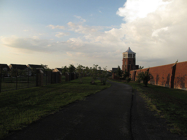 The prison wall at Lorton Reformatory. Author: scorchedearth CC BY-ND 2.0