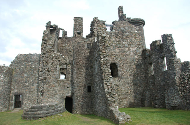 Kilchurn Castle, taken from inside the courtyard. Magnus Hagdorn, CC BY-SA 2.0