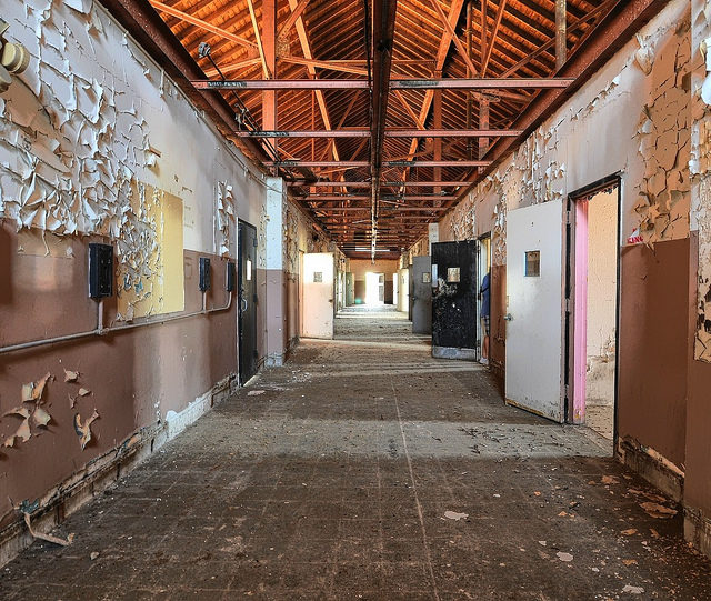 Hallway to the barber and dentist. Author: Forsaken Fotos CC BY 2.0