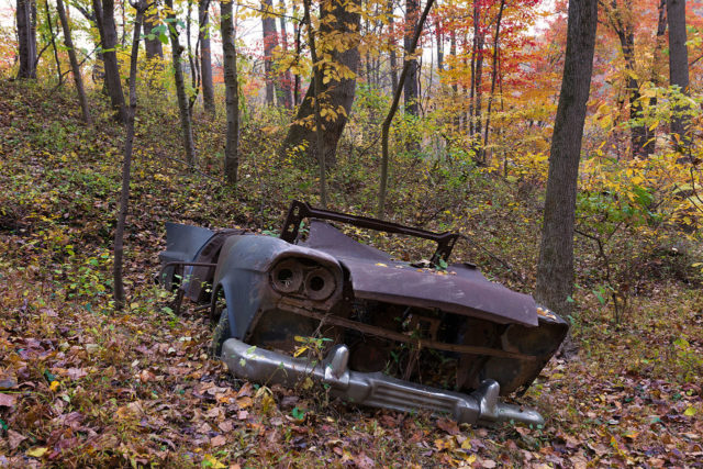 An abandoned car. Author: Patorjk CC BY-SA 4.0