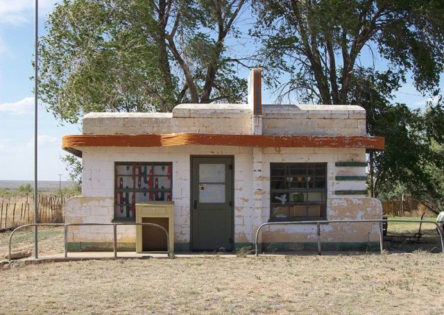 Closed café in Glenrio. Photo Credit: Christian M. Mericle, CC BY 3.0