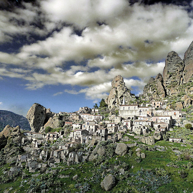 Dark clouds over Pentedattilo. Author: Pom’ CC BY-SA 2.0