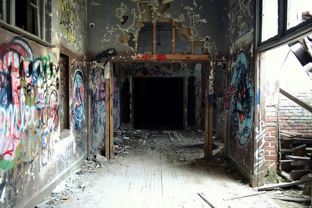 Empty hallways in Annie Lytle Elementary School. Photo Credit: Erin Murphy, CC BY-SA 2.0