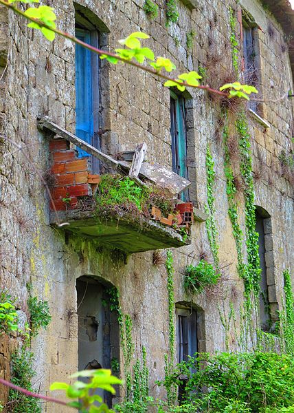 Forgotten balconies. Photo Credit: Gianfranco Vitolo, CC BY 2.0