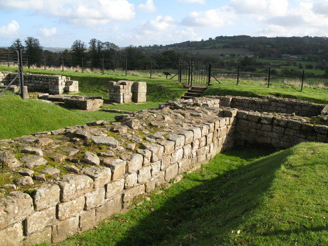 This short section of the Wall runs from the south side of the West Gate at Chesters, ie the Gate itself was north of the Wall. Photo Credit: Mike Quinn, CC BY-SA 2.0