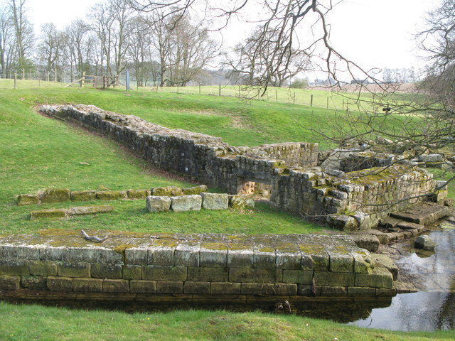 Hadrian’s Wall and Chester’s bridge abutment. Photo Credit: Mike Quinn, CC BY-SA 2.0