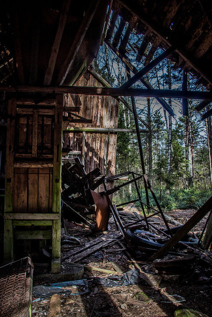 Inside the abandoned barn. Photo Credit: Susanne Nilsson, CC BY-SA 2.0