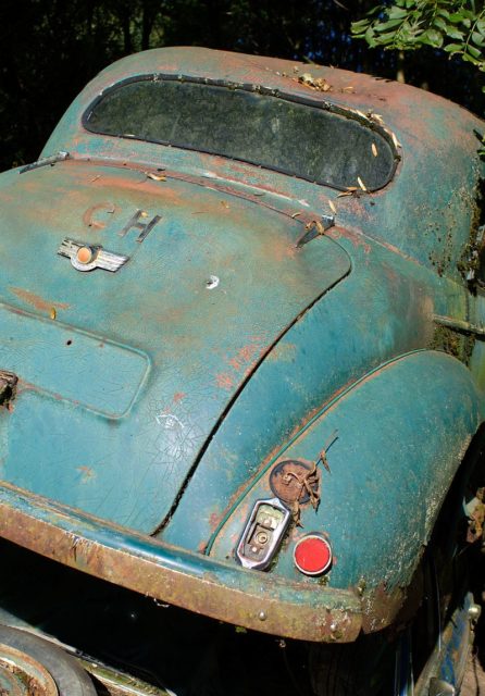 Morris Minor on car cemetery in Kaufdorf, Switzerland. Photo Credit: Norbert Aepli, CC BY 3.0