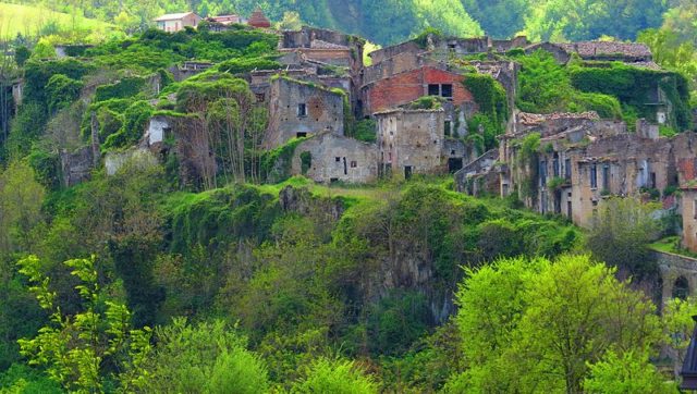 On top of the ridge. Photo Credit: Gianfranco Vitolo, CC BY 2.0