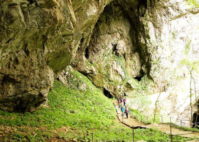 Tourists walking on a trail in outside of Škocjan cave. Author: Tiia Monto CC BY-SA 3.0