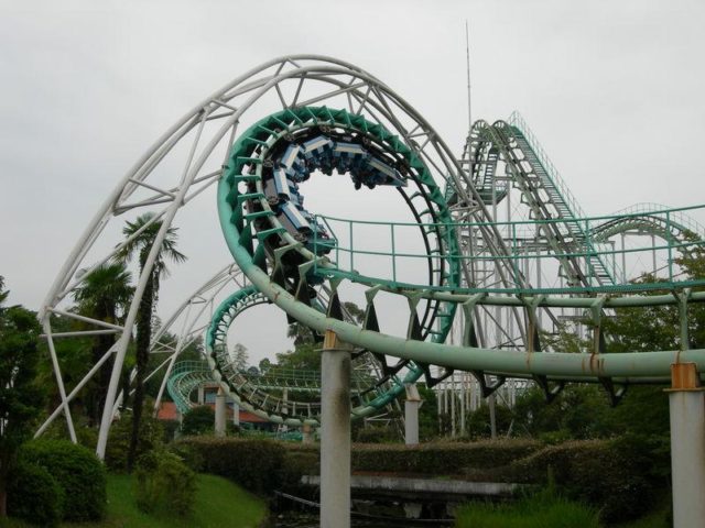 Screw Coaster at Nara Dreamland. – By thecrypt – CC BY-SA 2.0