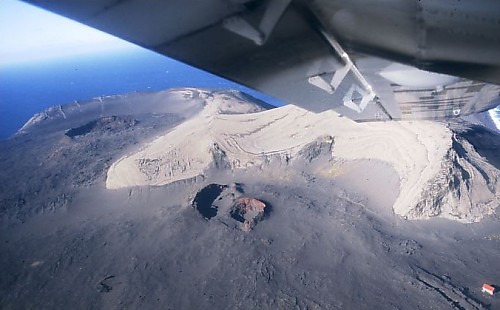 The eruption vents in 1999. Chmee2, GFDL